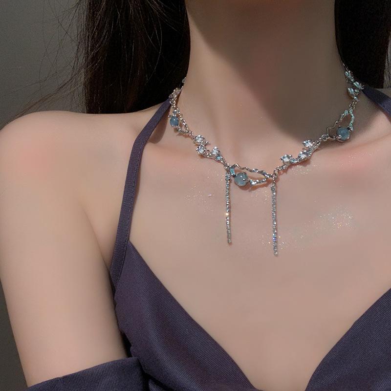 White Moonstone Necklace - Trendy Spring Clavicle Chain for Women, Influencer Style, Niche Design, High-End Accessories.
