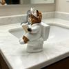 Zabawna Figurka Krowy Szkockiej, Urocza Statuetka Krowy z Żywicy Siedzącej na Toalecie z Książką do Dekoracji Biurka, Kuchni, Stołu, Domu, Łazienki