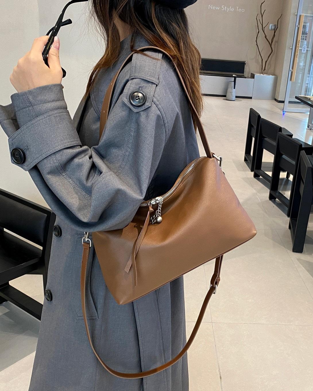 

Leather underarm large tote bag stray bag women s new cowhide women s bag commuter large bag single shoulder messenger women s bag коричневый