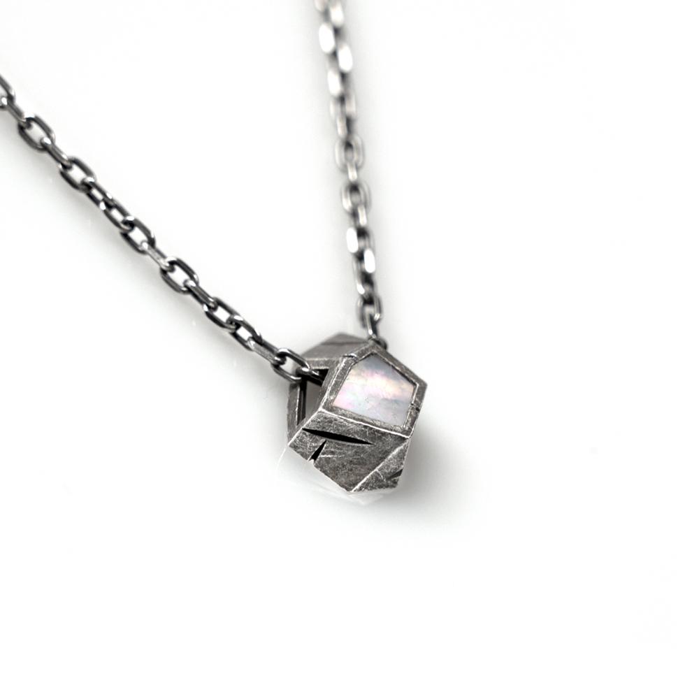 Agroundring Polygon Necklace (White Pearl)