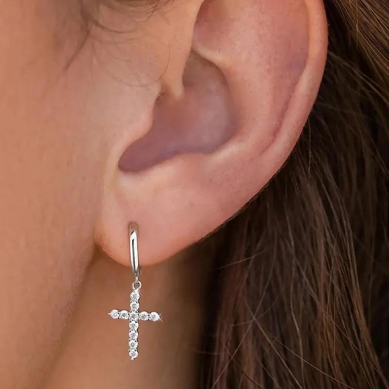 Versilberte CZ Kreuz Hänge Huggie Creolen, Funkelnde Kreuz Charm Creolen für Damen