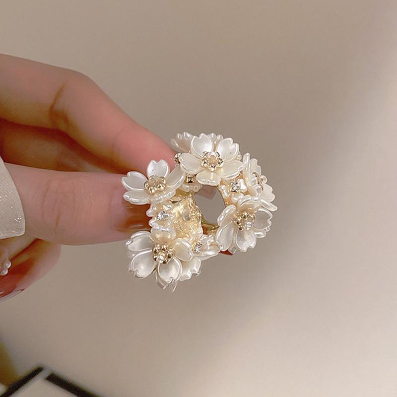 2023 New Exquisite White Flower Splicing Hoop Earrings for Women Fashion Versatile C Earrings Korean Trend Elegant Jewelry