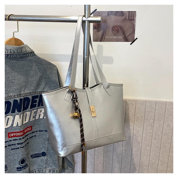 

2024 Quilted Chain Commuter Tote: Large-Capacity Single-Shoulder Crossbody Bag