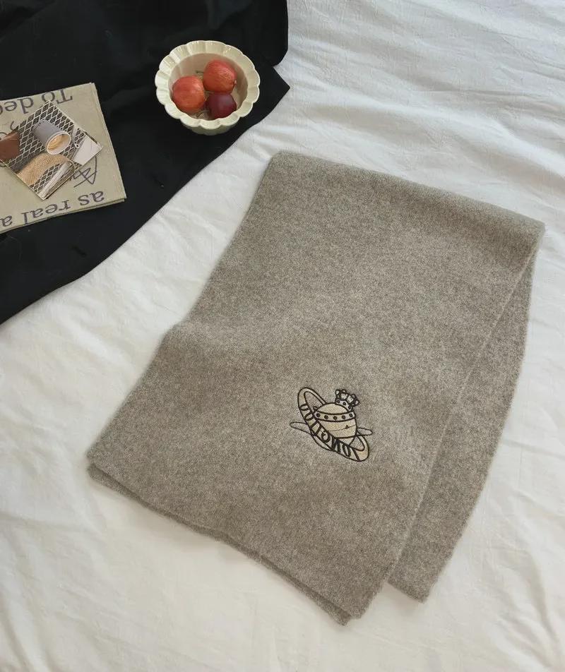 Wełniany szalik z haftem planetarnym - Ciepły szal damski