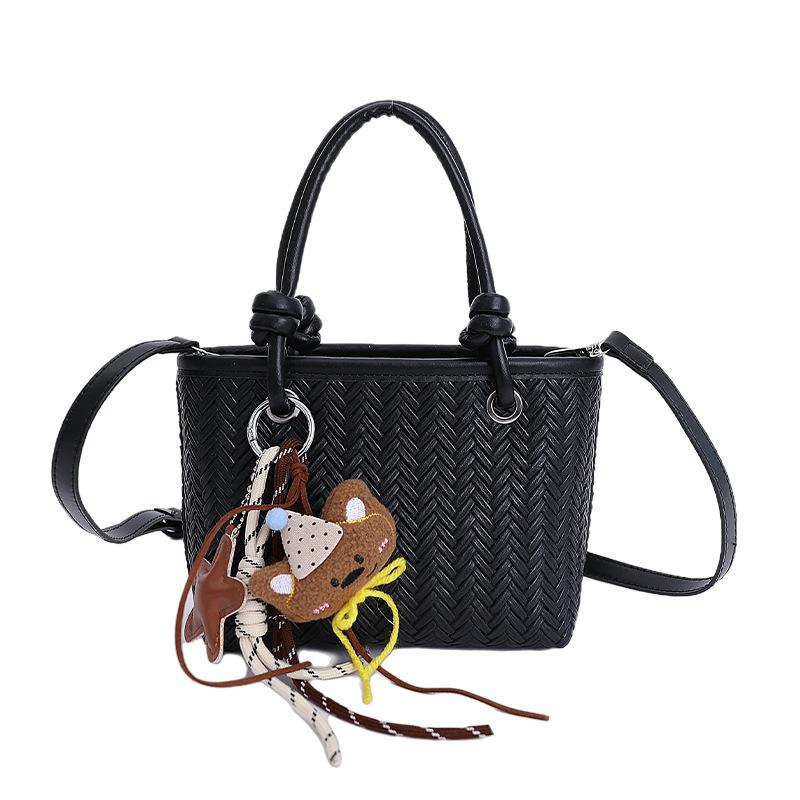 

2025 new fashion versatile handbag casual woven bag simple bucket bag commuter shoulder bag trendy messenger bag no pendant