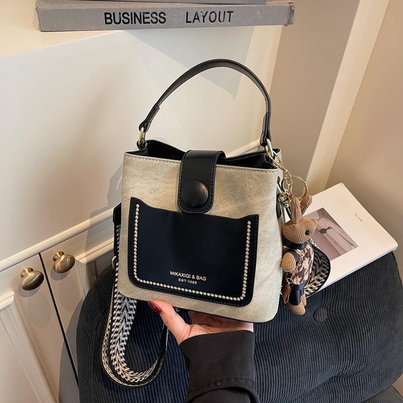 Retro high-end bag women's 2025 super fire Korean version fashion shoulder messenger bag niche design portable bucket bag