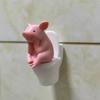 Urocza Figurka Różowej Świnki na Toalecie - Kapryśny Dekor PVC do Domu, Biura i Samochodu | Idealny Prezent dla Przyjaciół | Wszechstronny do Wnętrz
