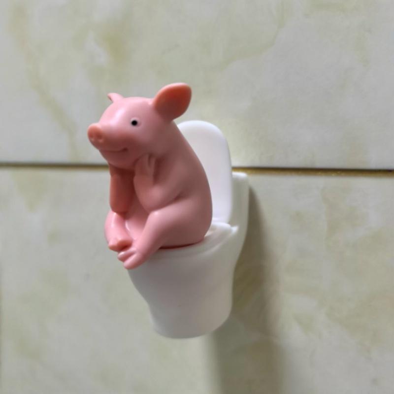 Urocza Figurka Różowej Świnki na Toalecie - Kapryśny Dekor PVC do Domu, Biura i Samochodu | Idealny Prezent dla Przyjaciół | Wszechstronny do Wnętrz