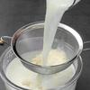 Große gelochte Schöpfkelle aus Edelstahl & Feinsieb für Sojamilch, Fettabscheider und Spritzschutz beim Aufschäumen.
