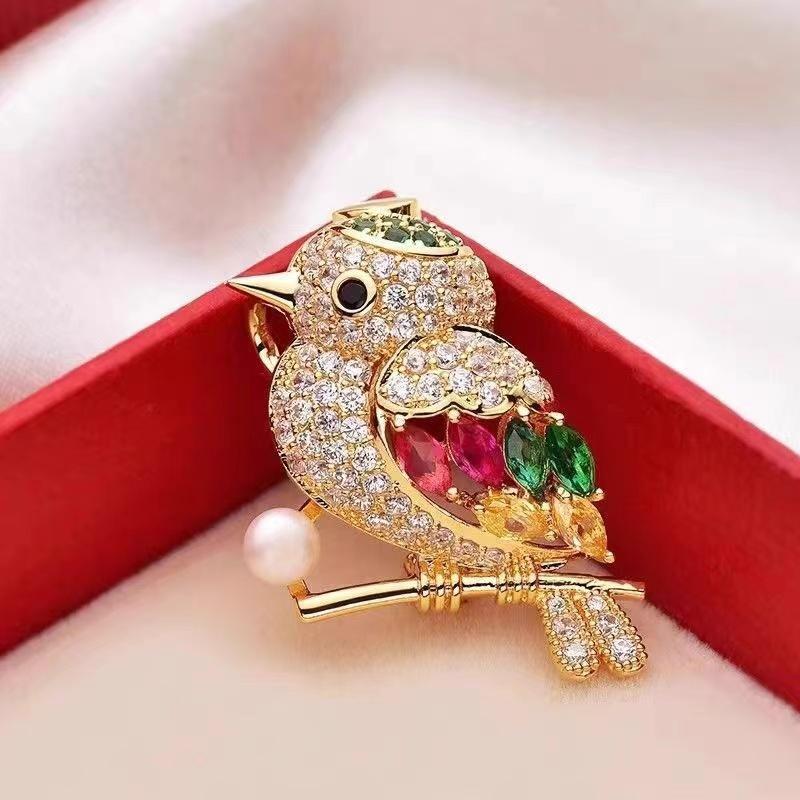 Moda brilhante delicado animal emblemas broches pinos feminino requintado completo cristal pega pássaro pino jóias