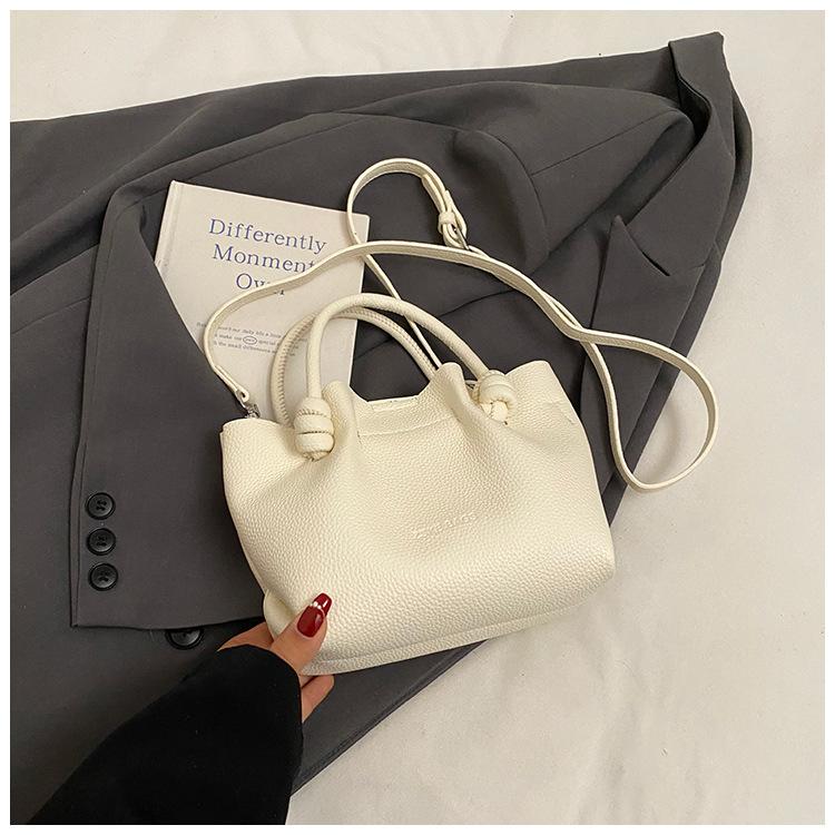 

Повседневная сумка с узором личи 2025 лето новый нишевый дизайн модная сумка-ведро милая простая портативная женская сумка 23*11*17