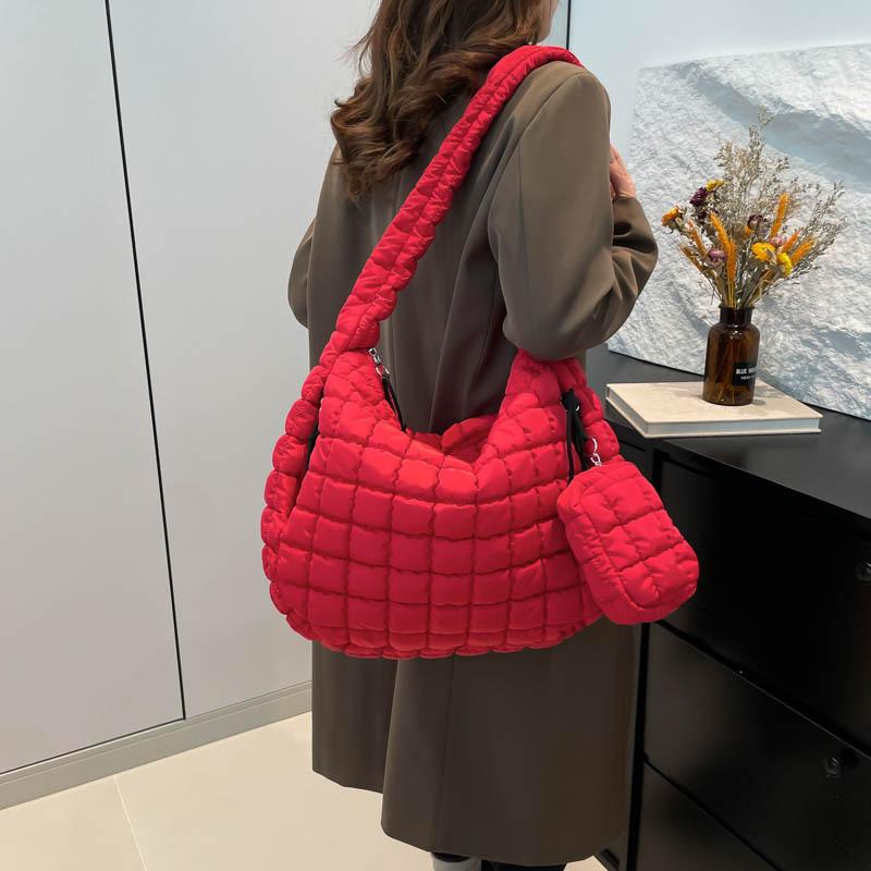 

Оптовая продажа популярной плиссированной сумки-облака, модной сумки с надписью, сумки через плечо, портативной сумки-пельменя, женской сумки из пухового хлопка под мышкой 47*11*42 красный