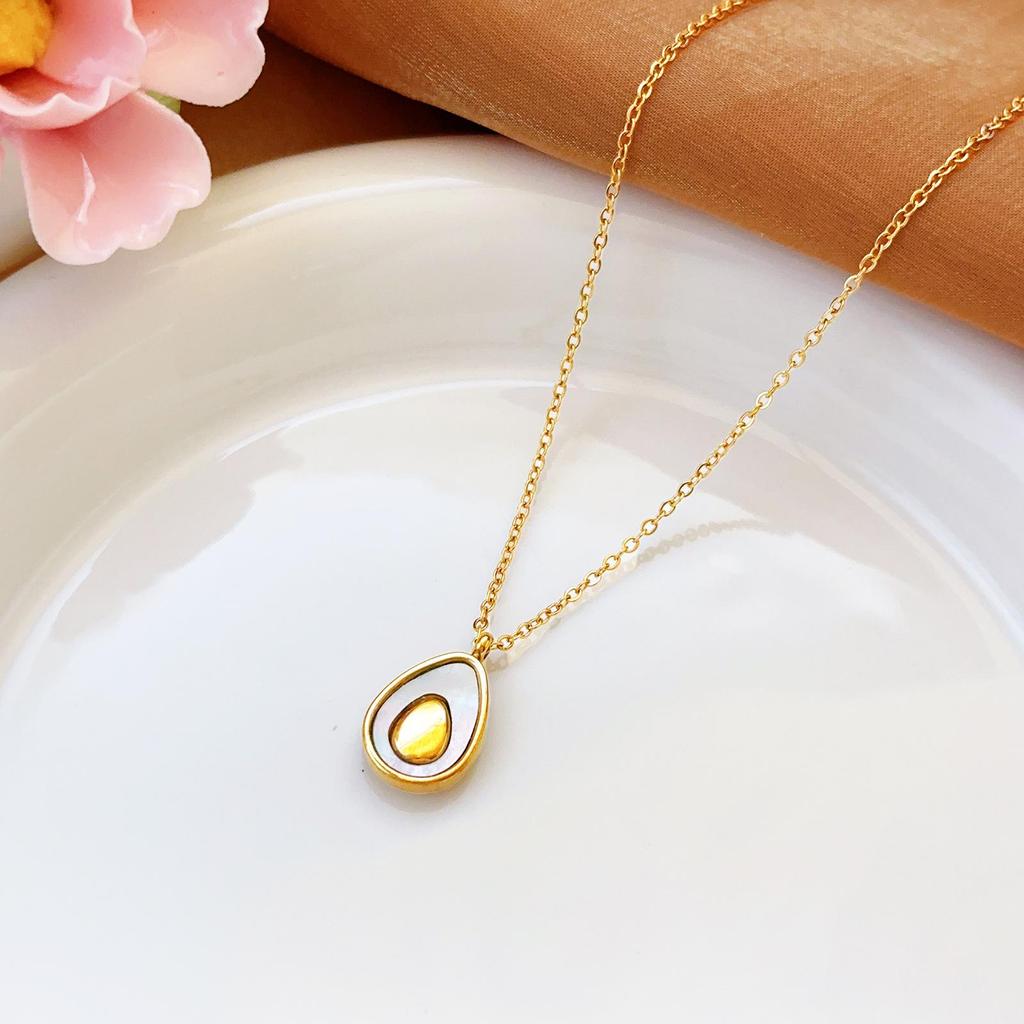 Złoty naszyjnik ze stali nierdzewnej: Elegancka, Wszechstronna, Nieblaknąca Biżuteria Damska