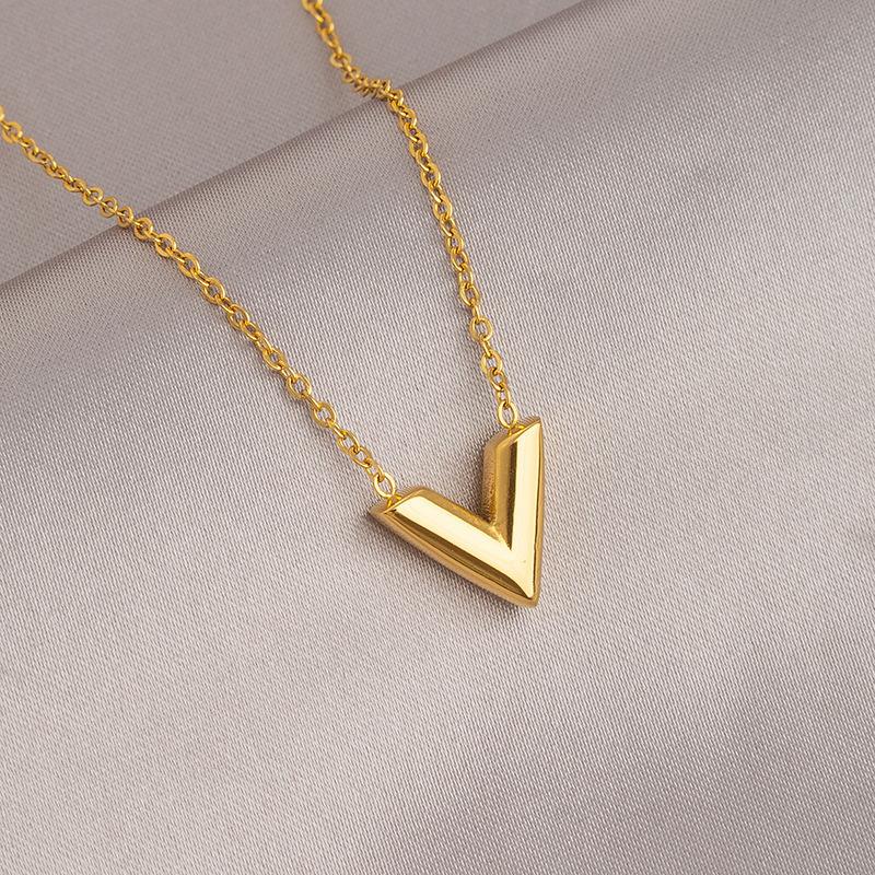 

Fashion V letter necklace Women s simple personalized letter pendant Collarbone chain