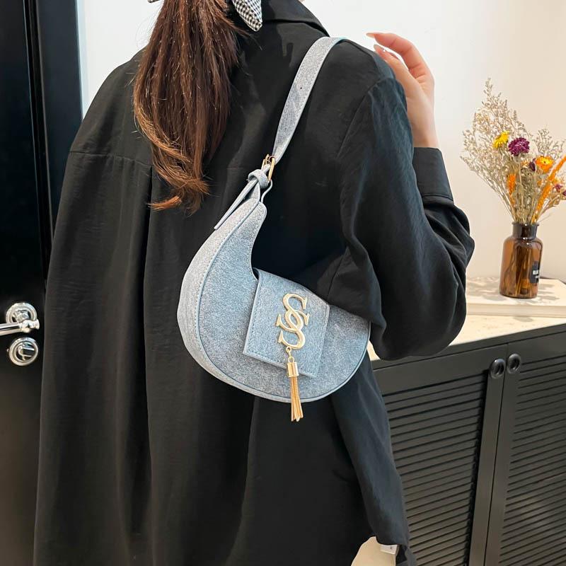 Popular Hardware Letters 2025 Spring Simple New Beautiful Personality Trend Fashion Hand Carry Armpit Crescent Women's Bag