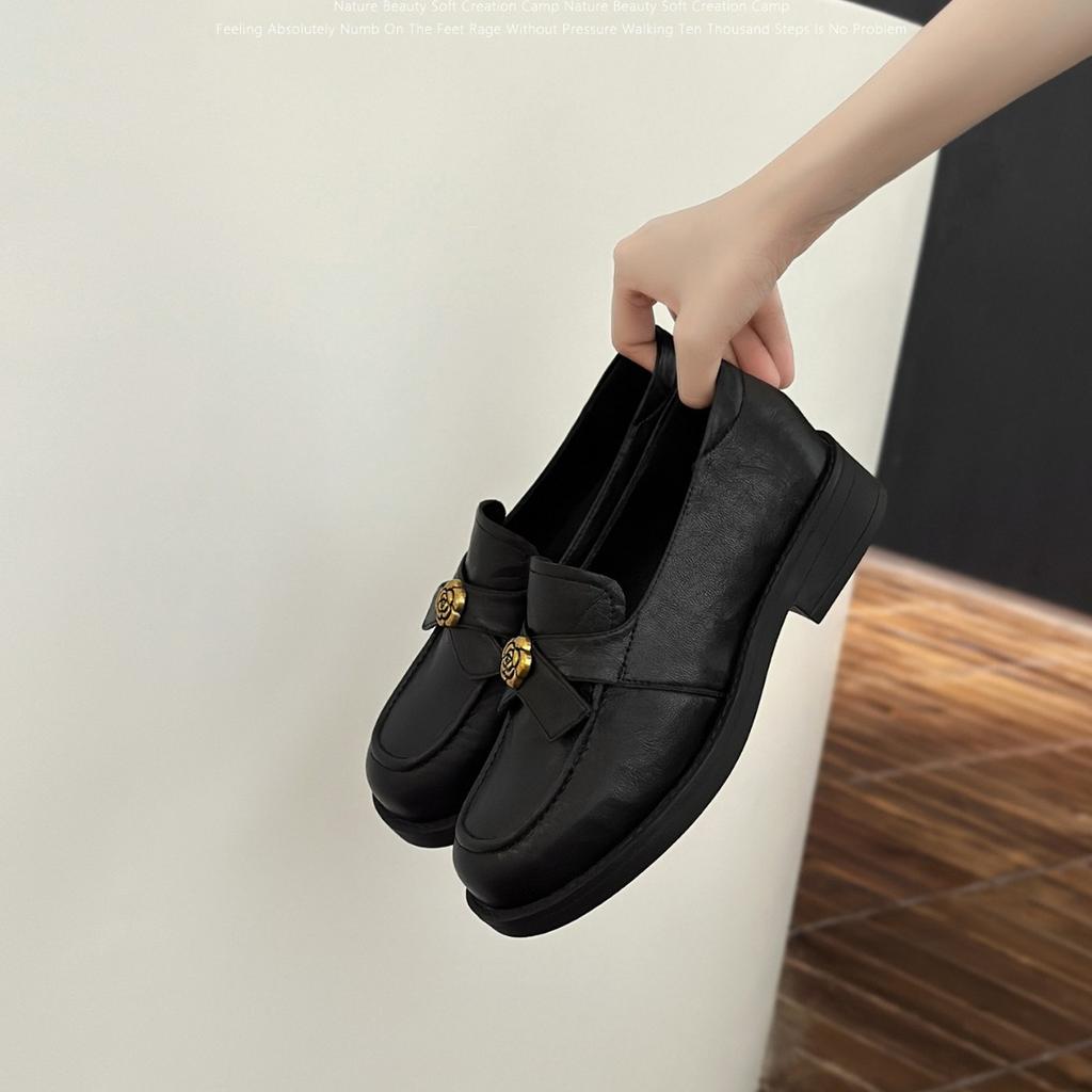 2025 autumn new and old money wind camellia loafers round head comfortable thick heel retro pleated commuter small leather shoes women