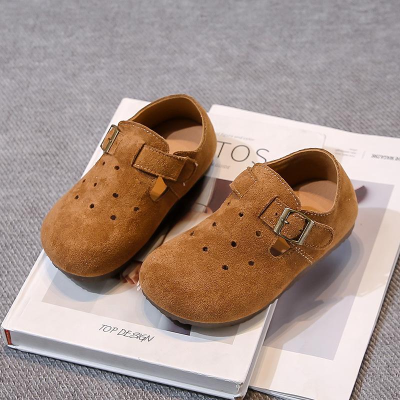 Dziecięce płaskie buty jednolity kolor retro buty modowe dla dziewczynek kolor cukierkowy 2025 nowe mokasyny chłopięce na rzepy ażurowe słodkie trend Ins