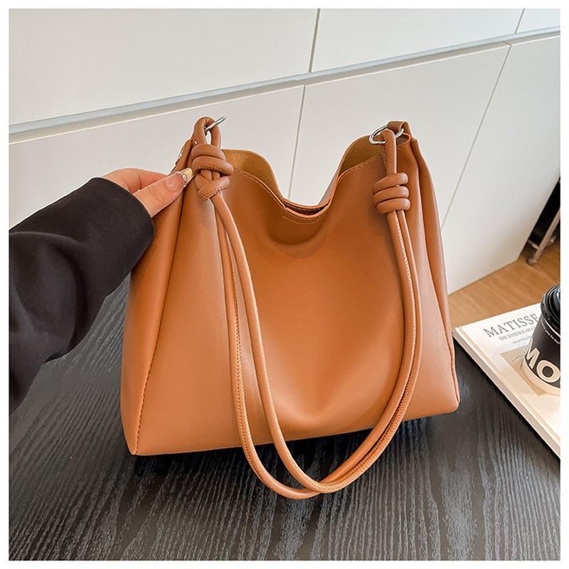 This Year's Popular Bags Are Women's Large-capacity Commuter Bags, Retro Fashion Shoulder Bags, Simple Bucket Bags