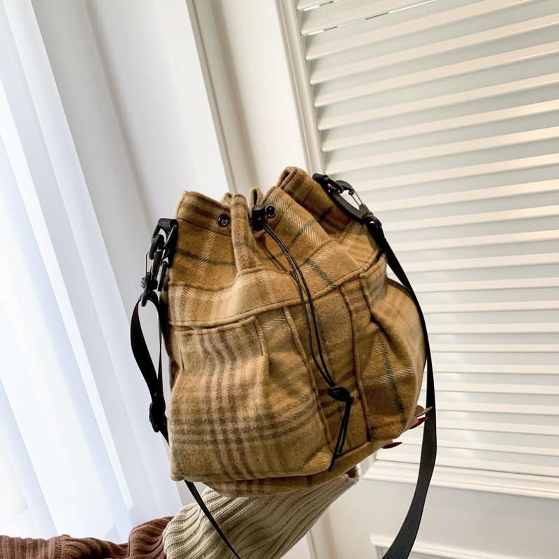 

Korean Style Large Capacity Plaid Woolen Bucket Bag Women 2023 New Simple Shoulder Bag хакі