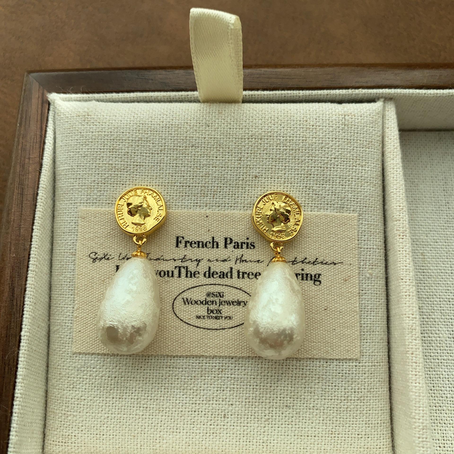 Light Luxury Elegant Pearl Stud Earrings Embossed Coin Pattern Exquisite Retro Fashion Premium Sweet Commuter Pearl Earrings