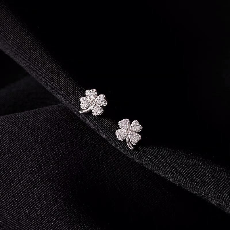 Four-Leaf Clover Diamond Stud Earrings for Women, New Summer Niche Design, Influencer-Approved for Douyin and Kuaishou.