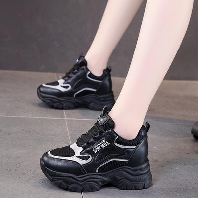 Chaussures vulcanisées tendance 2024 Nouveaux Mesh Respirant Augmentation de la hauteur intérieure Sports Semelle épaisse Course Décontracté Chaussures pour femmes Baskets