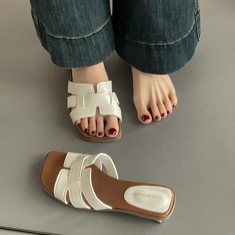 French retro temperament flat bottom one-word open-toe slippers women's 2025 spring and summer new versatile casual cool slippers