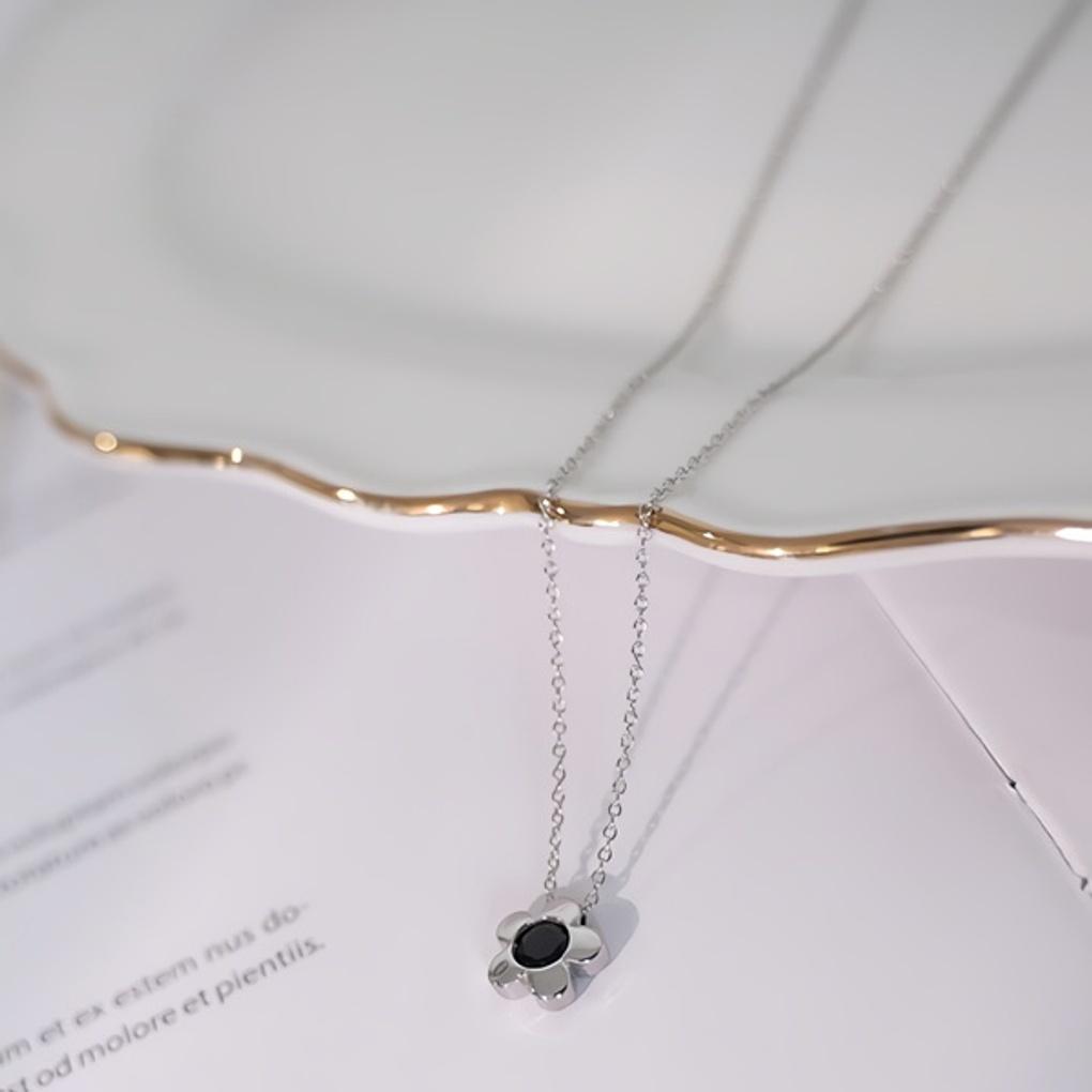 Women's Daily Mini Black Daisy Point Necklace