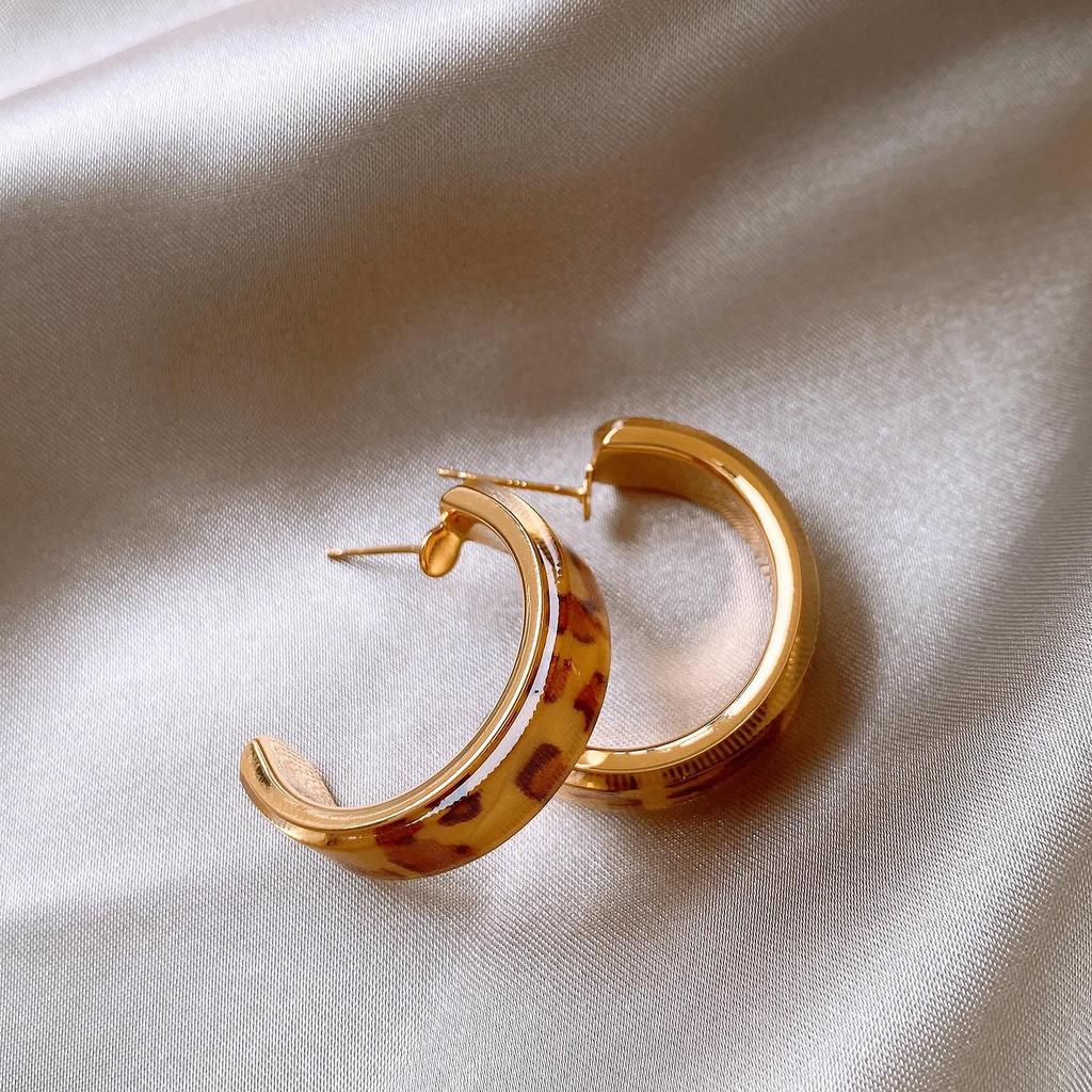 Silver Needle Clover Stud Earrings: Retro Hong Kong Style, Elegant and Fashionable Women's Luxury Jewelry.