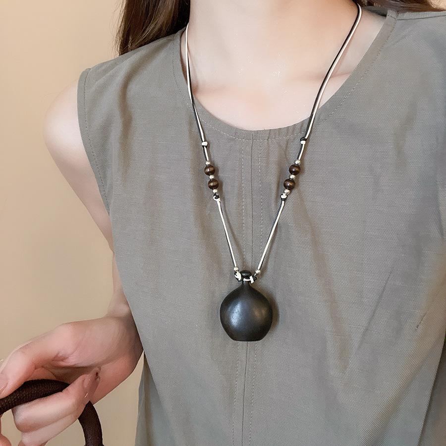 Wood chips irregular round square pendant necklace retro ethnic style collarbone chain design sense sweater chain women