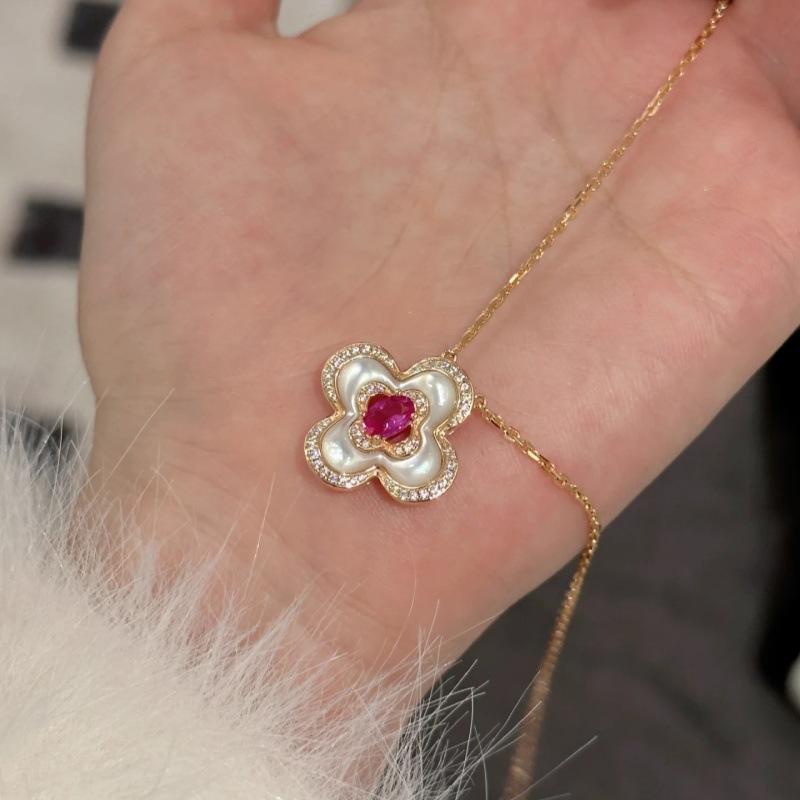 

Medieval vintage Vintage Natural Mother-of-Pearl Four-Leaf Clover Necklace Pendant with Red Corundum Paraiba New Model Red corundum four-leaf cl