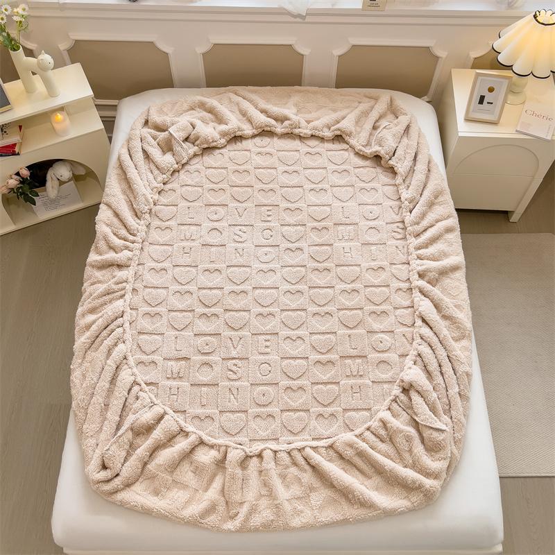 Hřejivé sametové prostěradlo s gumou, chránič matrace s motivem srdce, taftové přehozy na jednolůžko/dvoulůžko