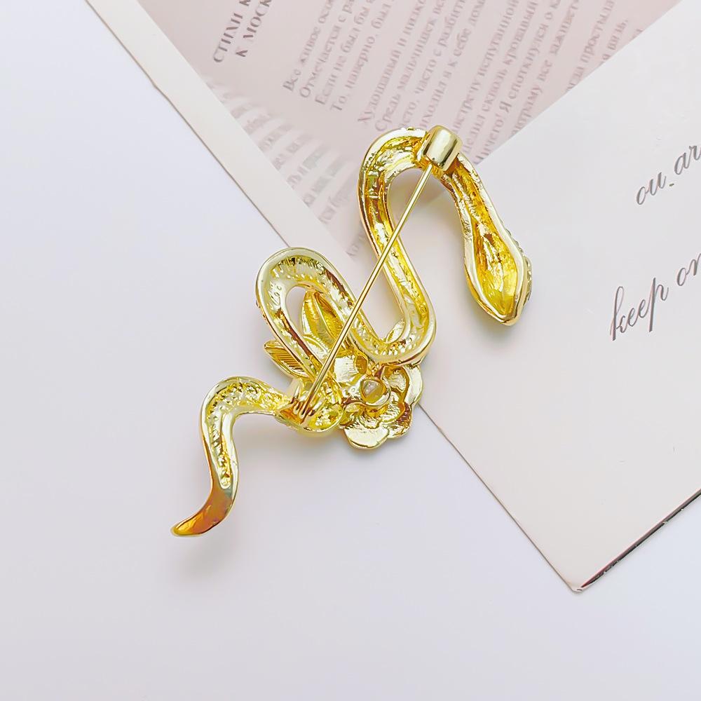 Rose and Snake Niche Design Green Leaf Brooch Luxury Exquisite Suit Accessories