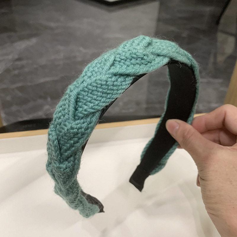 Autumn/Winter French Retro Knit Headband - Solid Color Wool Braid Hair Clip, Korean Style Trendy.