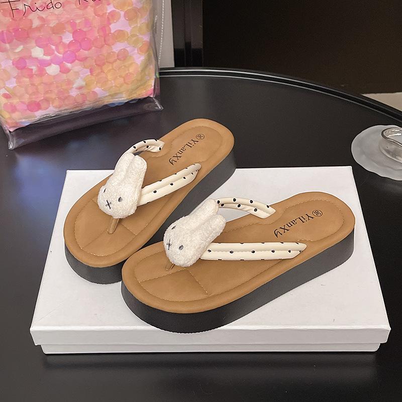 Fashion versatile flip-flops women's new flat-bottomed cute cartoon slippers in spring and summer 2025 casual slippers