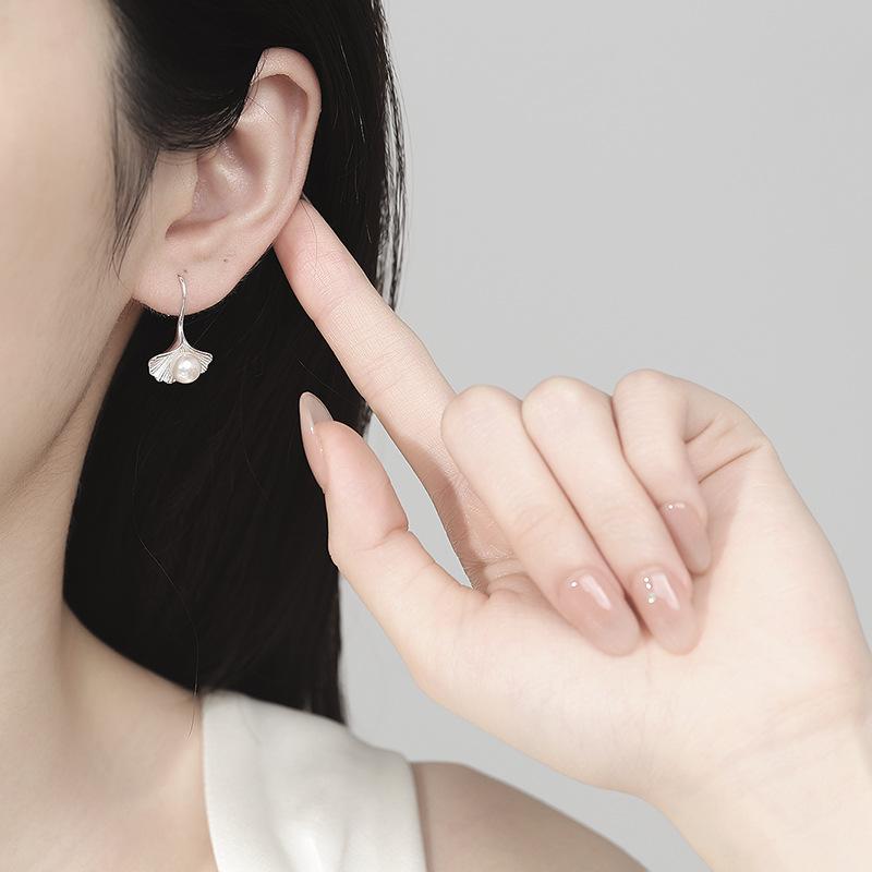 New Ginkgo Leaf Ear Hook Women's Niche Design Sense Fashion Temperament Fan-shaped Versatile Pearl Earrings New Chinese Earrings