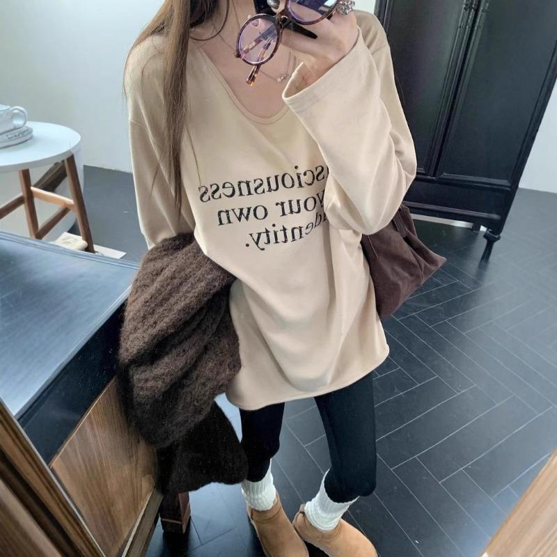 T-shirt à manches longues imprimé lettres blanches pour femme en automne et hiver Nouveau style Intérieur gratté Col rond Haut de base Coupe ample