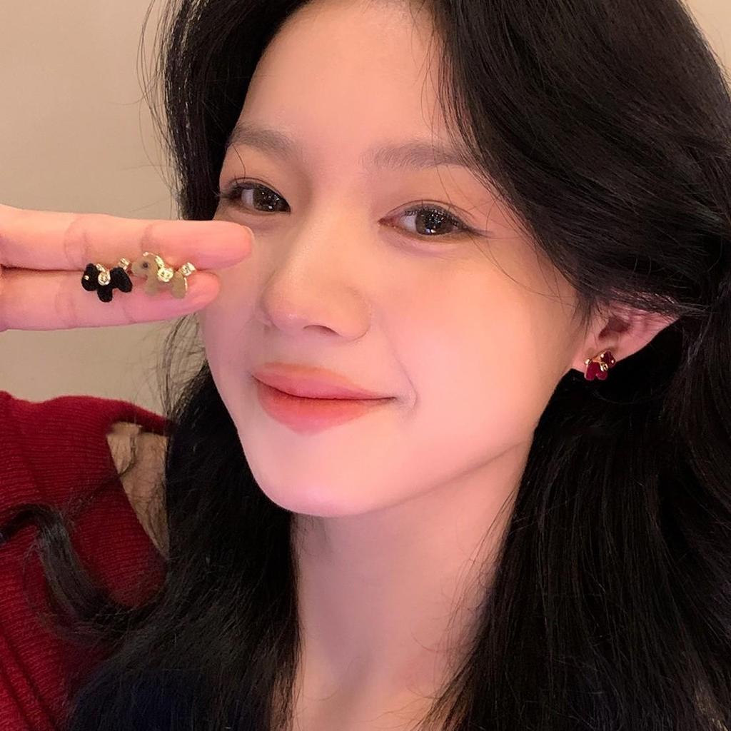 Retro Silver Little Horse Flocked Earrings - Korean Style, Simple & Versatile Niche Studs for a Fashionable High-End Look