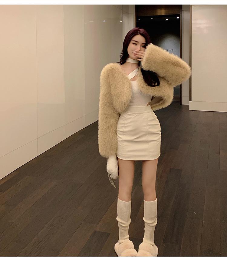 Women's Trendy Faux Fur Eco-Friendly Winter Coat - Short, Plush, and Stylish