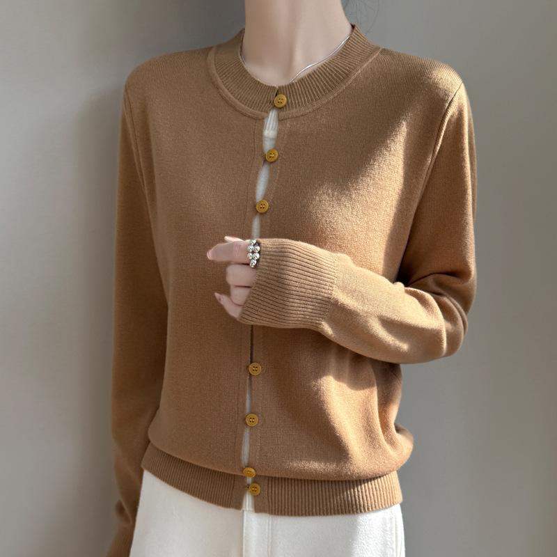 A New Gentle and Laid-back Top for Women In Early Spring with A Knitted Base Cardigan