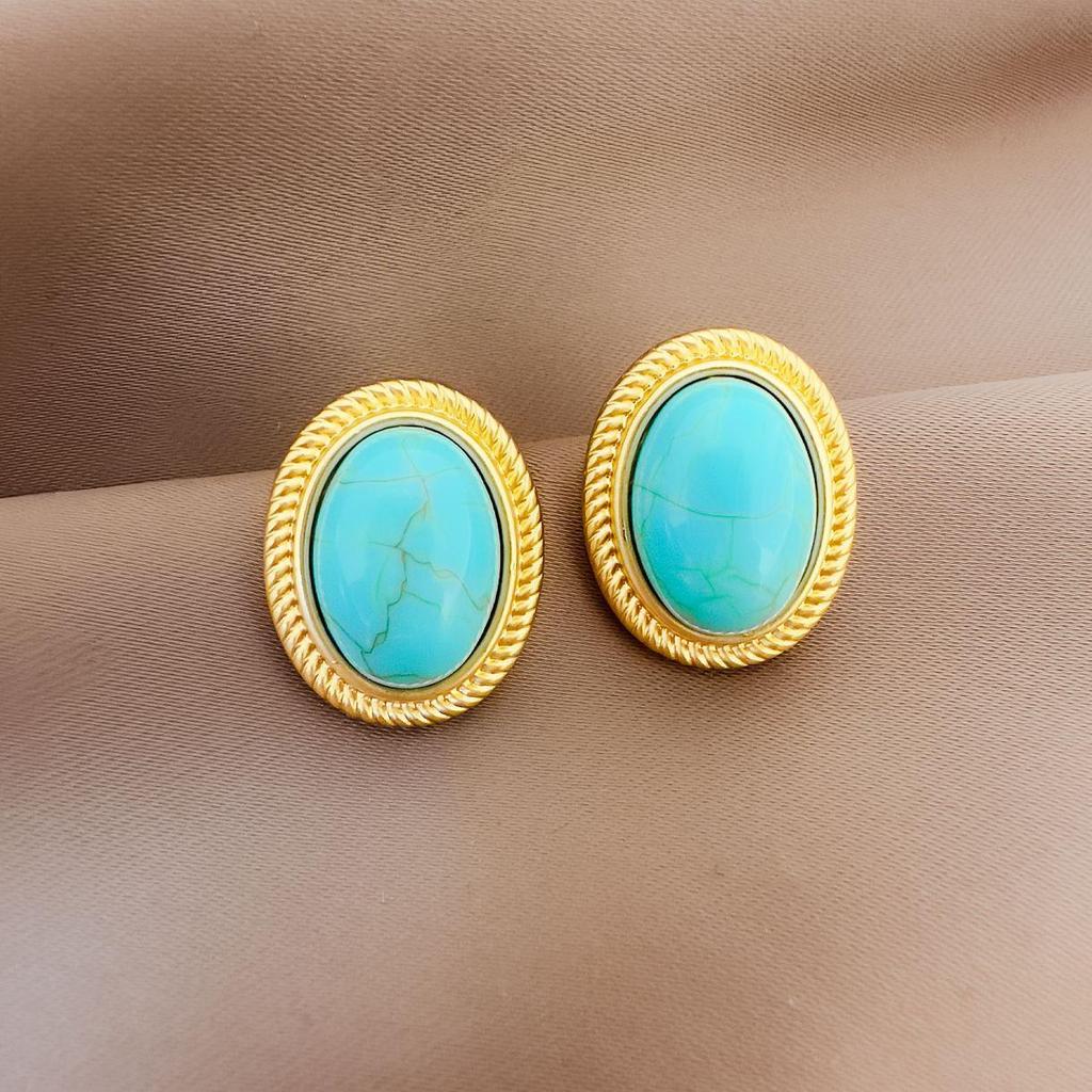 Brincos de pressão triangulares elegantes para orelhas não furadas - Versáteis e com um toque de luxo leve para o uso diário.