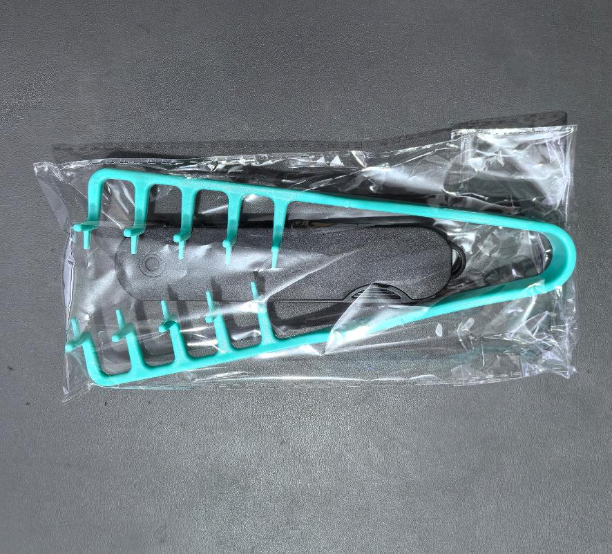 Men's and Women's Dual-Tooth Folding Comb: Wide-Tooth for Beards and Fine-Tooth for Hair Straightening and Styling.