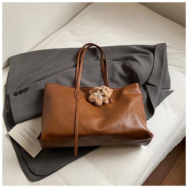Large-capacity commuter tote bag 2025 summer new fashion trendy temperament shoulder bag high value armpit bag