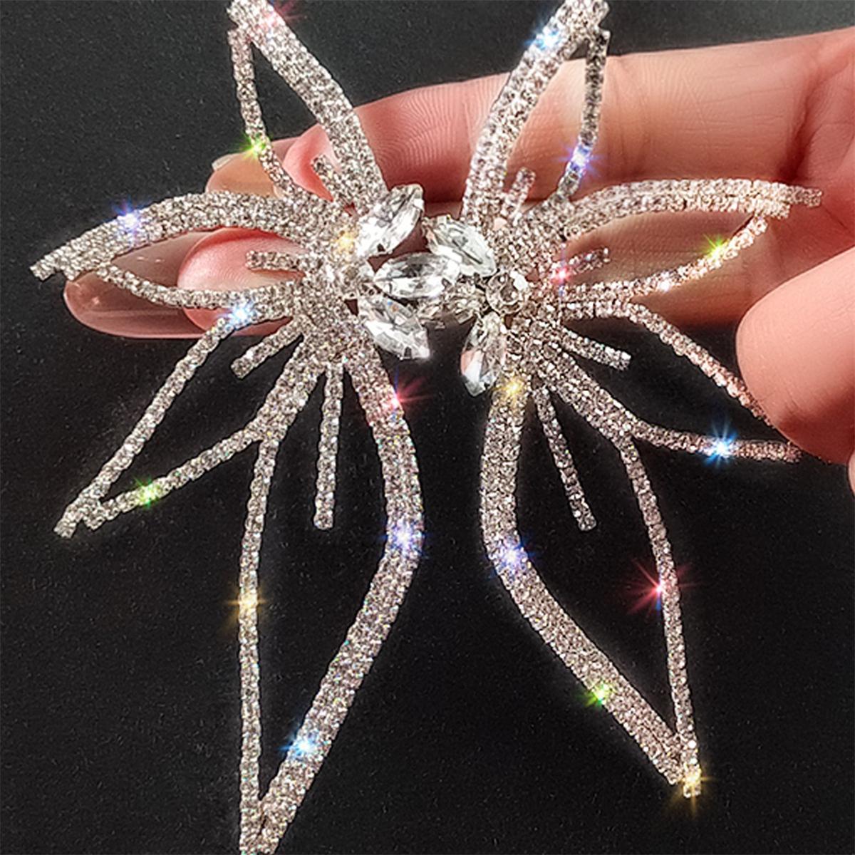 Серьги-гвоздики в форме кленового листа со стразами — фото 3