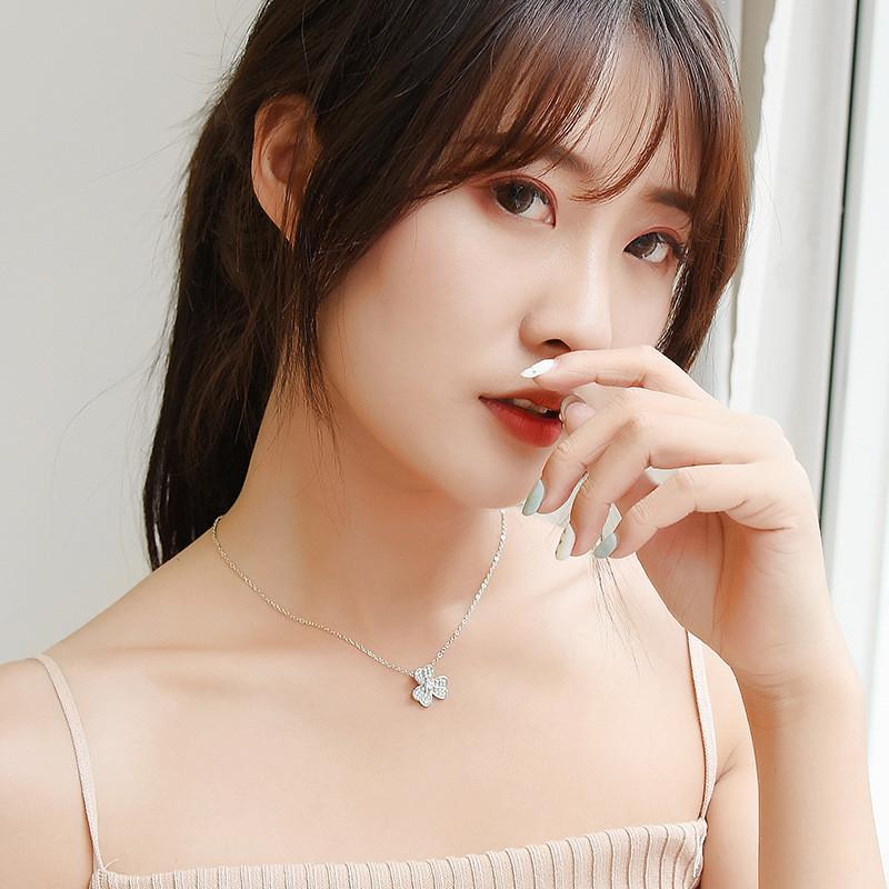 Elegancki naszyjnik z koniczynką i błyszczącym wisiorkiem z cyrkonii dla kobiet Stylowa biżuteria