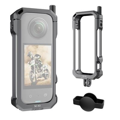 Lekki, ażurowy wzór Z ażurowymi wycięciami po obu stronach, klatka insta360 X3 posiada otwór na śrubę i mocowanie typu zimna stopka po prawej stronie oraz