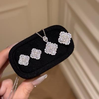 Luxe Léger Rétro Marée Nationale Nacre Opale Blanche Trèfle à Quatre Feuilles Collier Boucles d'Oreilles Puces Tempérament Exquis Ensemble Polyvalent