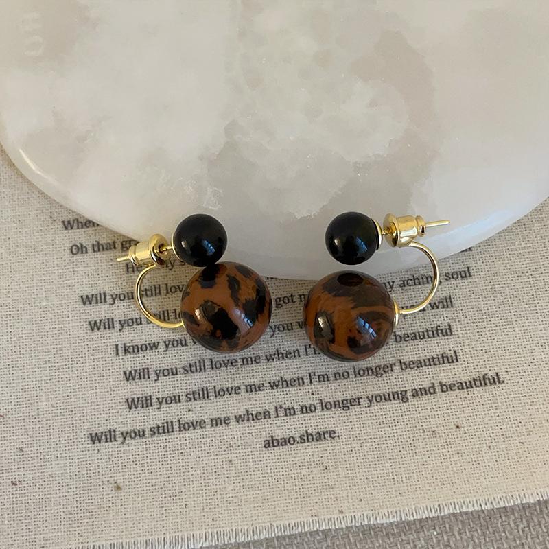 Ein Paar Ohrstecker mit Leopardenmuster aus Kunstharzkugeln für Damen im Maillard-Stil, elegante und modische Pendlerohrringe und Ohrringe.