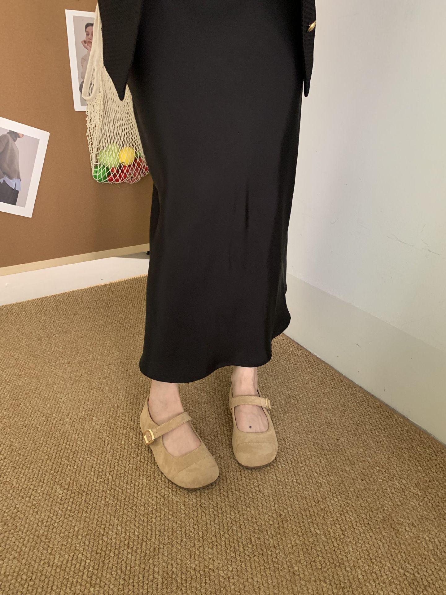 

Retro literary single shoes women s flat bottom spring 2025 new round head student shallow mouth fairy wind Mary Jane shoes 39