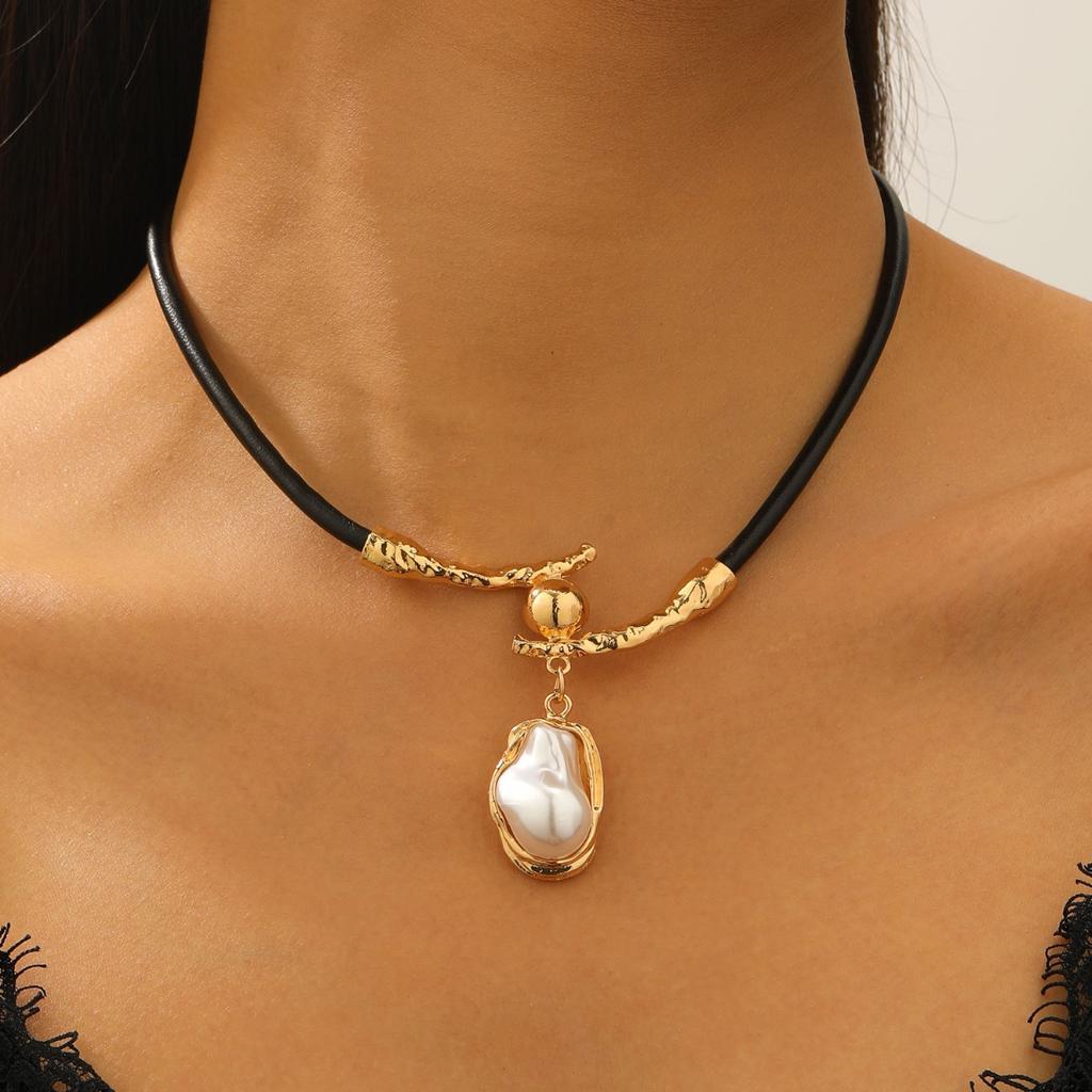 Baroque Pearl Pendant Choker Necklace for Women